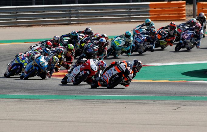 Jakub Kornfeil (84) se po startu závodu Moto3 v Alcaňizu držel na čtvrté příčce. Cíl však viděl až jako patnáctý.