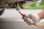 Medvědí služba na dálnici. Odtáhl auto bez řidiče a naboural ho do svodidel