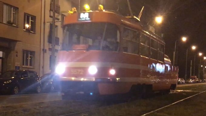 Oblíbená pražská mazací tramvaj se nezastaví, ani když vy spíte. Od června navíc měří kvalitu ovzduší a kropí tramvajové pásy.