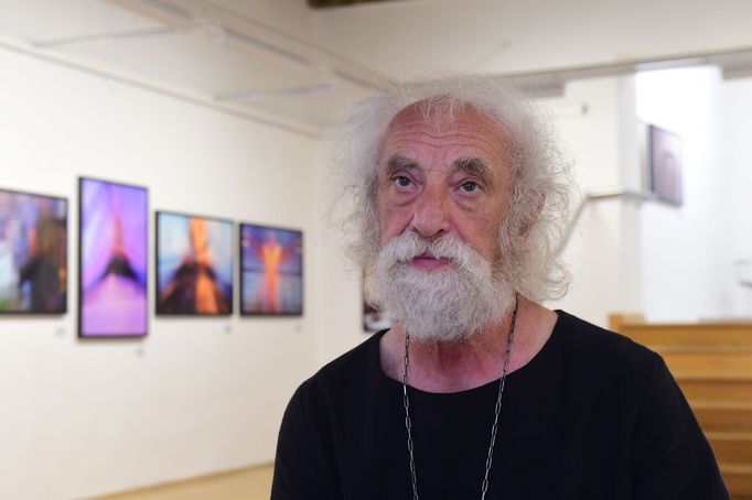 Kurátorem výstavy je fotograf Jindřich Štreit.