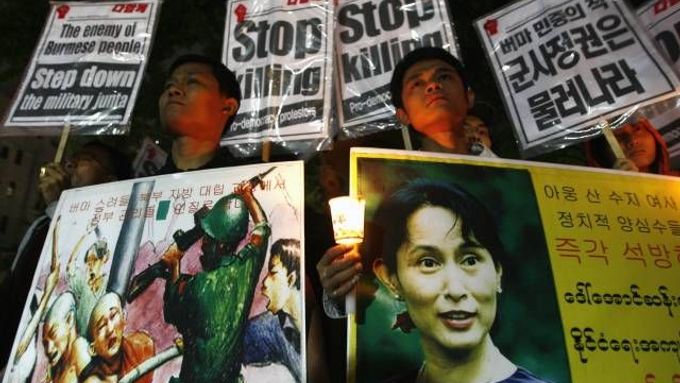 Celý svět zaplavila o víkendu vlna solidarity s Barmánci.