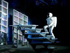 Dnes nejznámější humanoidní robot Asimo umí chodit po schodech, ale jen takových, které mají přesné rozměry. Vypadá jako kosmonaut ve skafandru.