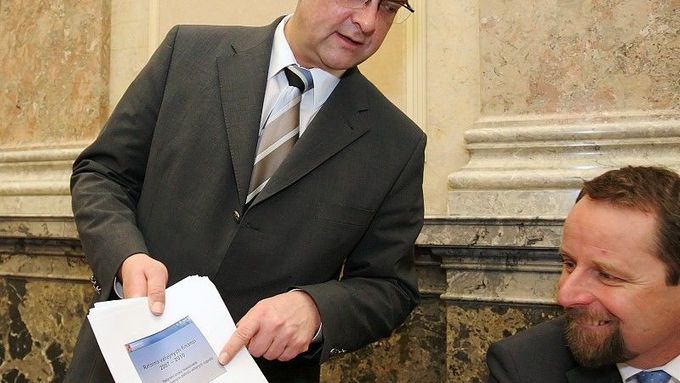 Návrh reformy vládě předkládá ministr financí Miroslav Kalousek.