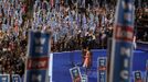 U.S. first lady Michelle Obama waves after concluding her address to delegates during the first session of the Democratic National Convention in Charlotte, North Carolina, September 4, 2012. REUTERS/Chris Keane (UNITED STATES - Tags: POLITICS ELECTIONS) Published: Zář. 5, 2012, 3:19 dop.