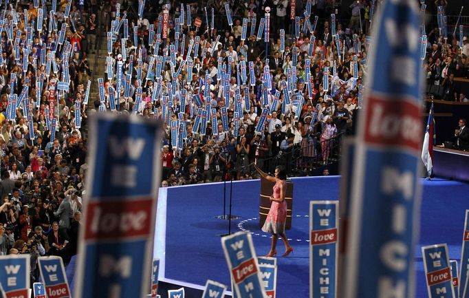 U.S. first lady Michelle Obama waves after concluding her address to delegates during the first session of the Democratic National Convention in Charlotte, North Carolina, September 4, 2012. REUTERS/Chris Keane (UNITED STATES - Tags: POLITICS ELECTIONS) Published: Zář. 5, 2012, 3:19 dop.