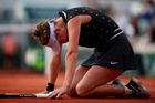 Markéta Vondroušová se po čtvrtfinále French Open ocitla na kolenou. Podlomila se jí poté, co porazila Petru Martičovou 7:6, 7:5.