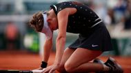 Markéta Vondroušová se po čtvrtfinále French Open ocitla na kolenou. Podlomila se jí poté, co porazila Petru Martičovou 7:6, 7:5.