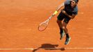 Švýcarský tenista Roger Federer podává proti Rumunovi Adrianu Ungurovi ve 2. kole French Open 2012.