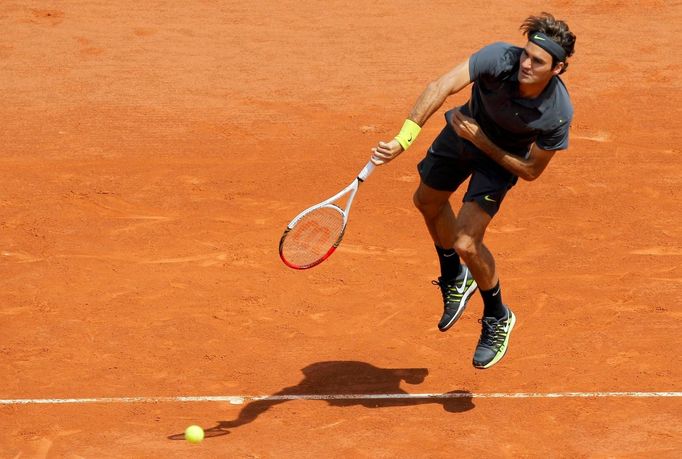 Švýcarský tenista Roger Federer podává proti Rumunovi Adrianu Ungurovi ve 2. kole French Open 2012.