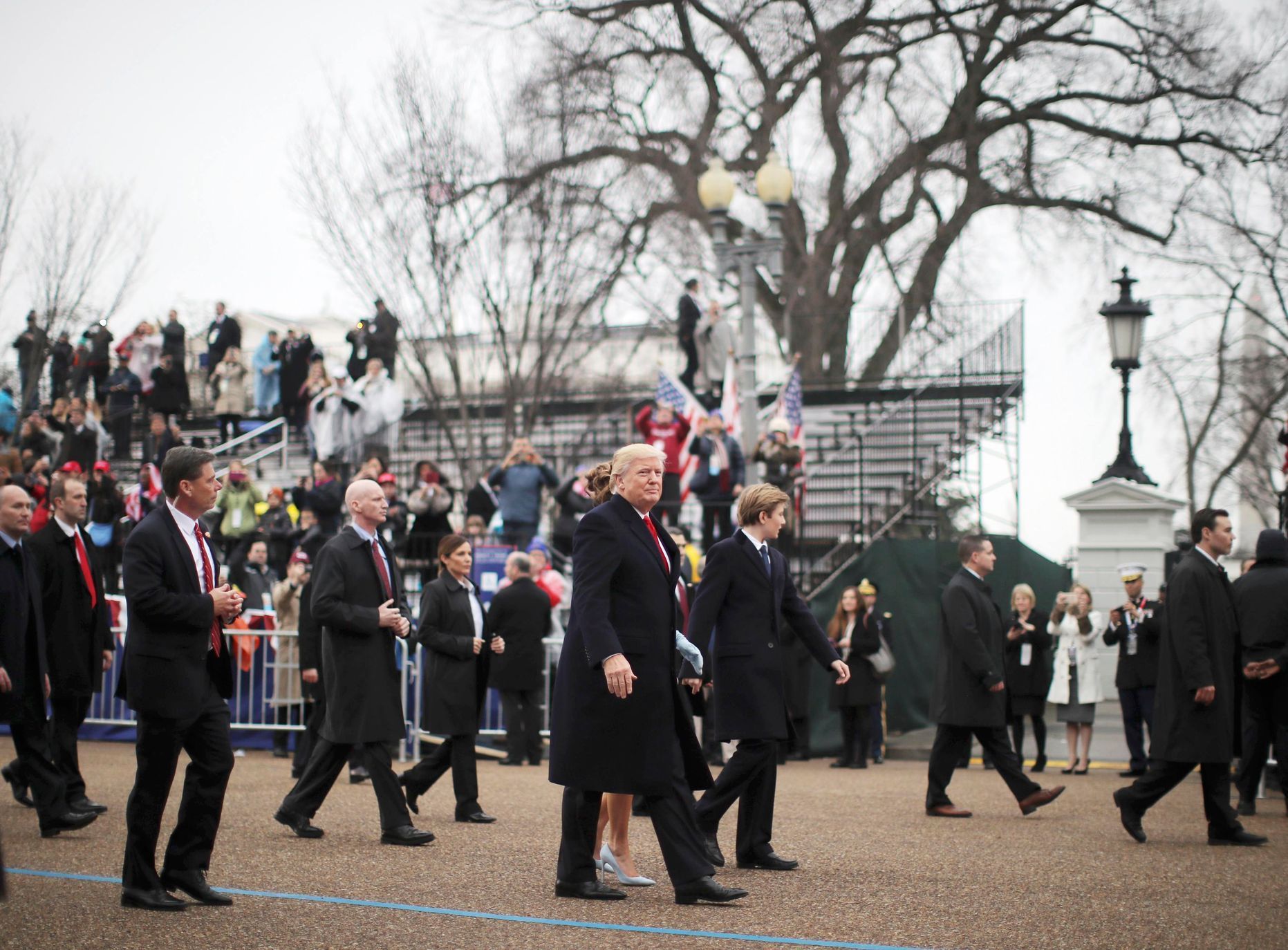Donald Trump se svou ženou Melanií a synem Barronem během inaugurace ve Washingtonu.