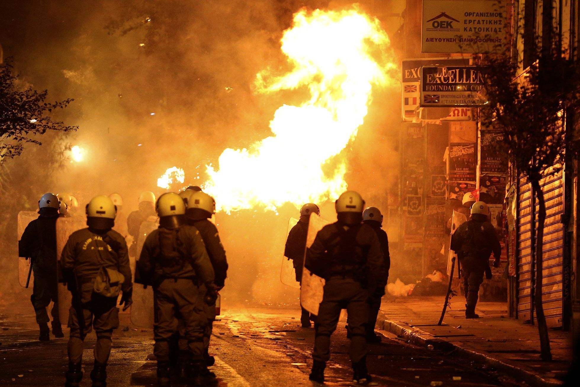 Policie v Aténách zasahuje proti demonstraci studentů.