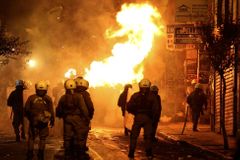 Policisté zatýkali na demonstraci v Aténách. Radikálové po nich házeli kameny a zápalné lahve