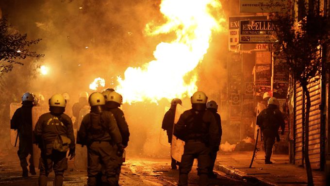 Policie v Aténách zasahuje proti demonstraci studentů.