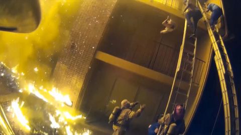 VIDEO: Záchranář musel dítě hodit ze žebříku dolů. Požár se šířil mimořádně rychle
