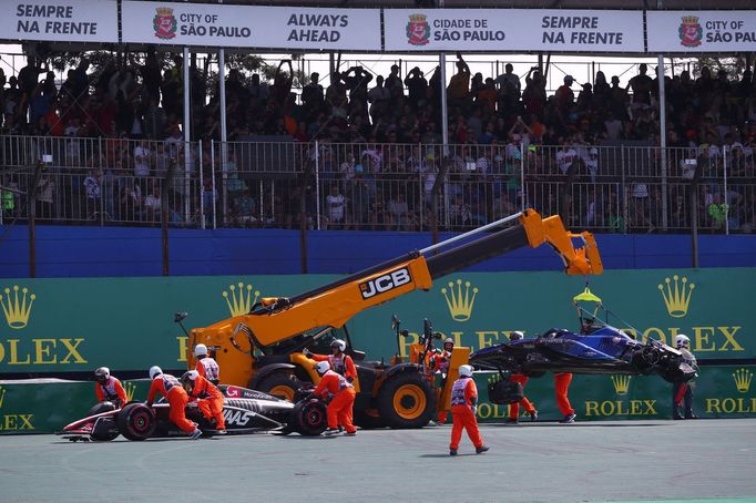 Havárie Kevina Magnussena (Haas) a Alexandera Albona (Williams) ve VC Brazílie F1 2023