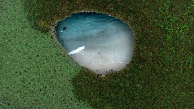 Fotograf Tarsicio Suarez natočil úžasné snímky skryté pláže, která se nachází uvnitř kráteru na souostroví Marieta. Kráter vznikl během bombardování.