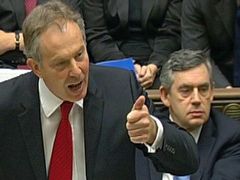 Smířlivý tón bývalého premiéra Tonyho Blaira vystřídala ostražitější politika Gordona Browna
