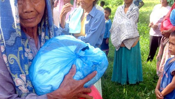 Distribuce humanitární pomoci na Mindanau se dostává do úzkých. Hladových krků je příliš mnoho a zdrojů ubývá.