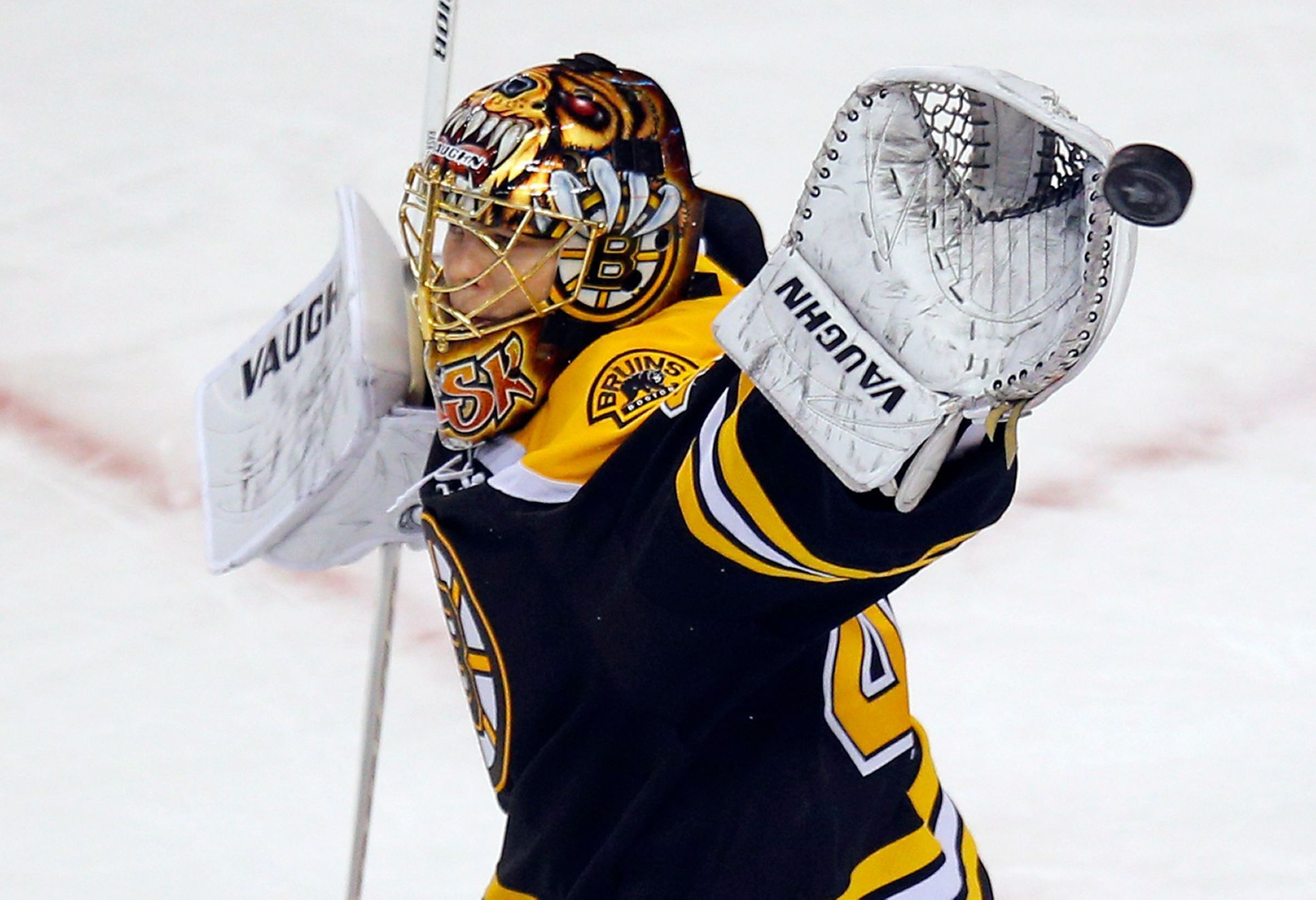 Tuukka Rask v brance Bostonu zasahuje