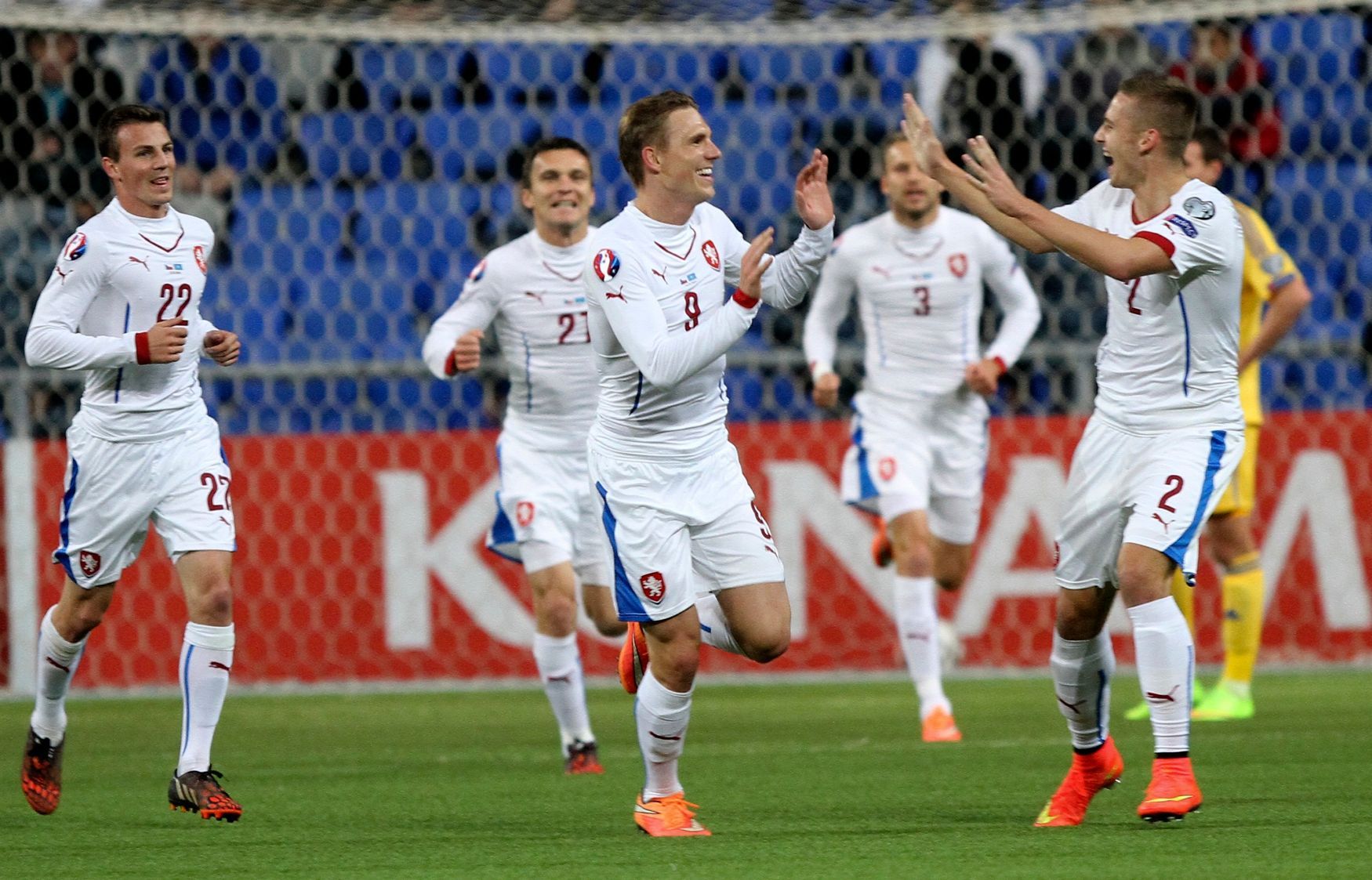 Kazachstán-ČR: Bořek Dočkal (9) a Pavel Kadeřábek (2) slaví gól