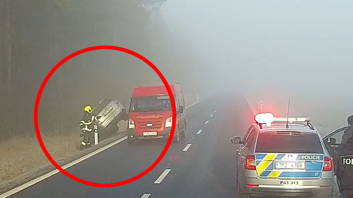 Auto málem smetlo hasiče u nehody na Plzeňsku. Nehodu natočila kamera