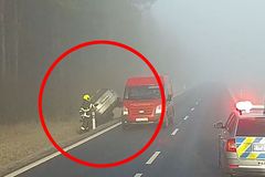 Auto málem smetlo hasiče u nehody na Plzeňsku. Nehodu natočila kamera