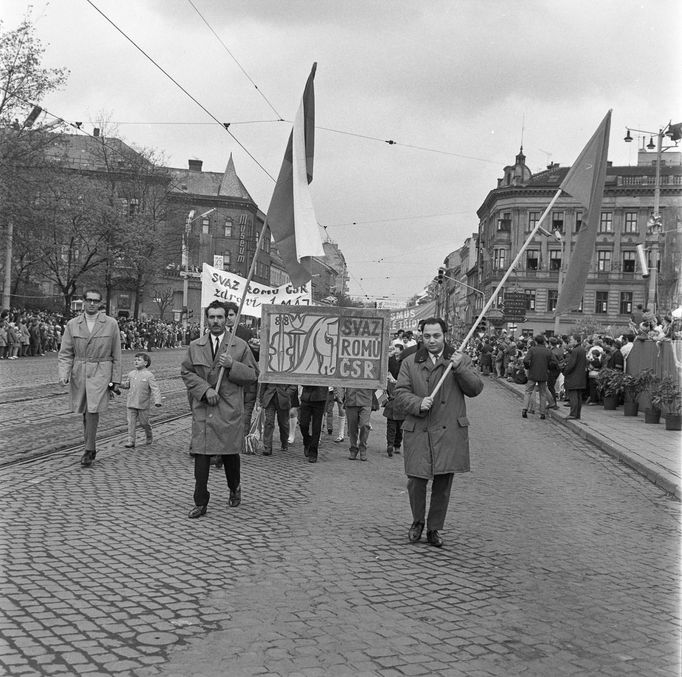 Členové Svazu Romů ČSR v prvomájovém průvodu na oslavách 1. máje v Brně v roce 1970.