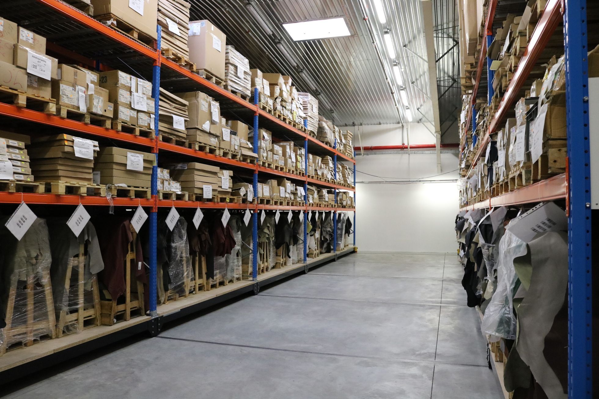 Sedačky - Johnson Controls - Roudnice - sklad