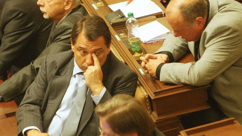 Jiří Paroubek sleduje ve sněmovně debatu před hlasováním o důvěře vládě.