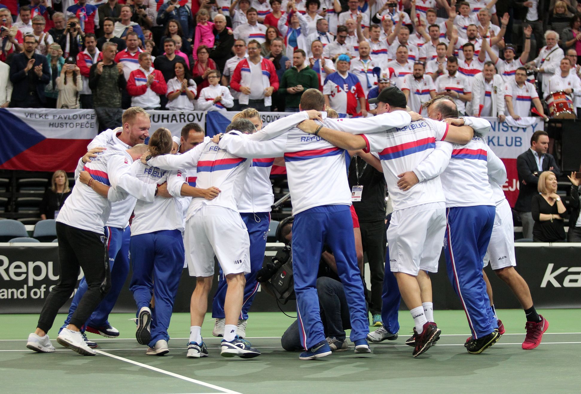 České tenistky postupují do dalšího kola Fed Cupu.