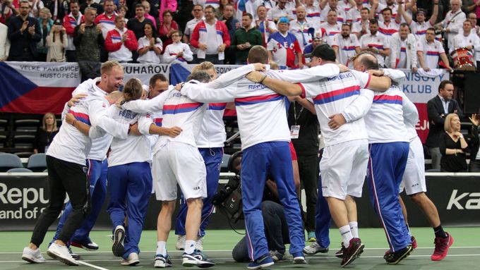 Český tým slaví postup do semifinále Fed Cupu.