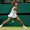 Americká tenistka Serena Williamsová odráží míček během utkání s Češkou Petrou Kvitovou ve čtvrtfinále Wimbledonu 2012.