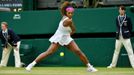 Americká tenistka Serena Williamsová odráží míček během utkání s Češkou Petrou Kvitovou ve čtvrtfinále Wimbledonu 2012.