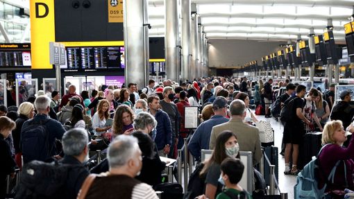 Fronty na odbavení na londýnském letišti Heathrow, snímek z 27. června 2022