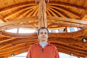 Došky a duchovní rozměr. Architekt tvoří domy s duší a mění pohled na stavitelství