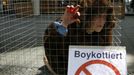 Jeden z protestů organizace PETA (People For The Rights of Animals): Aktivistka v kleci protestuje proti kožené módě před obchodem na berlínském boulevardu.