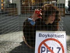 Jeden z protestů organizace PETA (People For The Rights of Animals): Aktivistka v kleci protestuje proti kožené módě před obchodem na berlínském boulevardu.