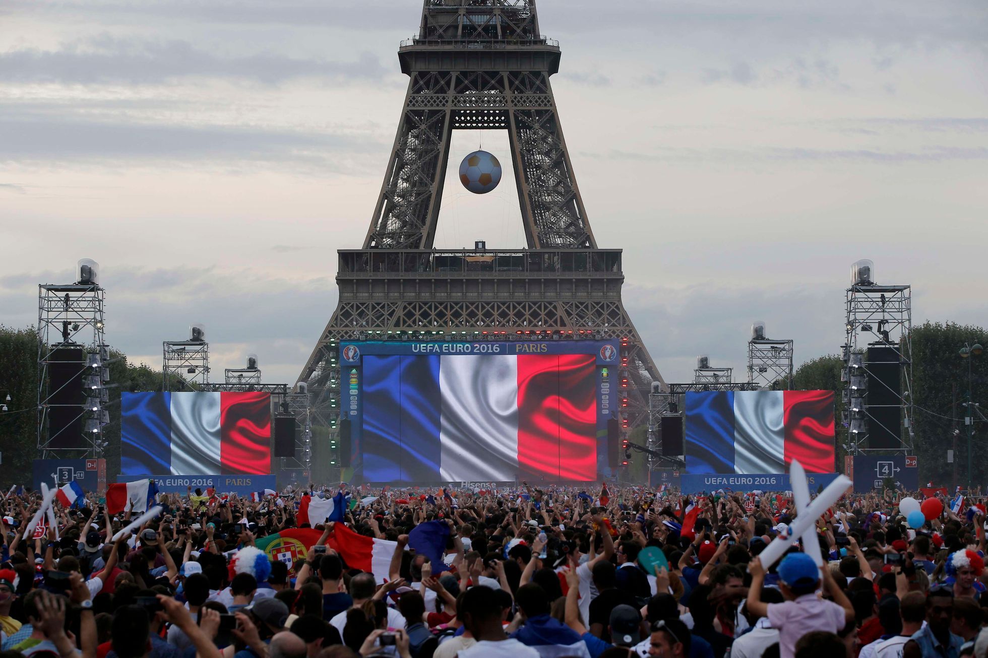 Euro 2016, finále Francie-Portugalsko: Fanzóna pod Eiffelovou věží.
