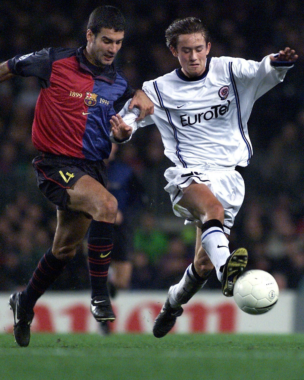 Tomáš Rosický ze Sparty Praha (vpravo) bojuje o míč s Josepem Guardiolou z FC Barcelona ve středečním utkání fotbalové Ligy mistrů v Barceloně 1999