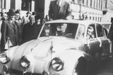 Prakticky nesmrtelnost zajistili Tatře cestovatelé Jiří Hanzelka a Miroslav Zikmund, kteří za volantem T87 zdolali Afriku a Jižní a Střední Ameriku. Na snímku jejich odjezd 22. dubna 1947 z Opletalovy ulice.