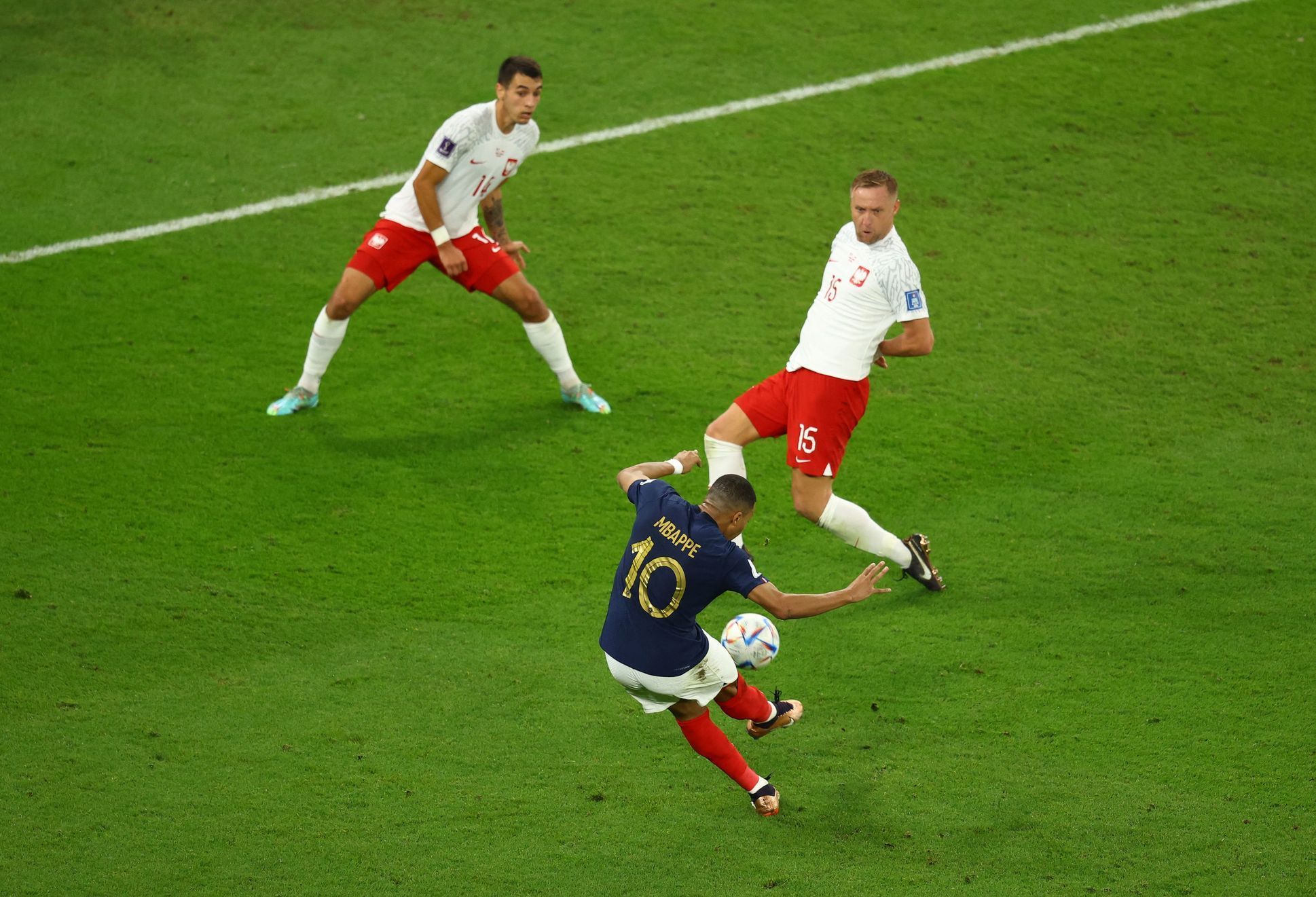 Kylian Mbappé dává gól v osmifinále MS 2022 Francie - Polsko