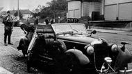 Dne 27. května 1942 v 10 hodin a 35 minut byl explozí bomby Jana Kubiše smrtelně zraněn zastupující říšský protektor Reinhard Heydrich. Heydrichův automobil byl vrženou pumou poškozen v Kichmayerově ulici v Holešovičkách. Pravděpodobně jde o vůbec první snímek Heydrichova mercedesu pořízený nedlouho po atentátu na místě útoku.