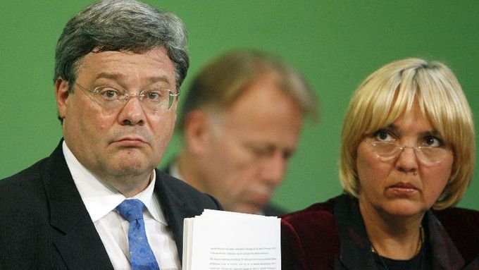 Horké chvilky na sněmu. Šéfové Zelených Reinhard Bütikofer a Claudia Rothové. V pozadí exministr Jürgen Trittin.