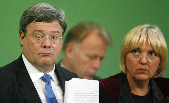 Juergen Trittin (C), vice-parliamentary floor leader of the environmental German Greens party (Buendnis 90 Die Gruenen) sits behind co-party leaders Reinhard Buetikofer (L) and Claudia Roth (R) during a party congress in the western German city of Goettingen September 15, 2007. The members of the Greens gathered for a congress to discuss if they want to support the continuation of the Bundeswehr peace keeping mission in Afghanistan. REUTERS/Arnd Wiegmann (GERMANY)