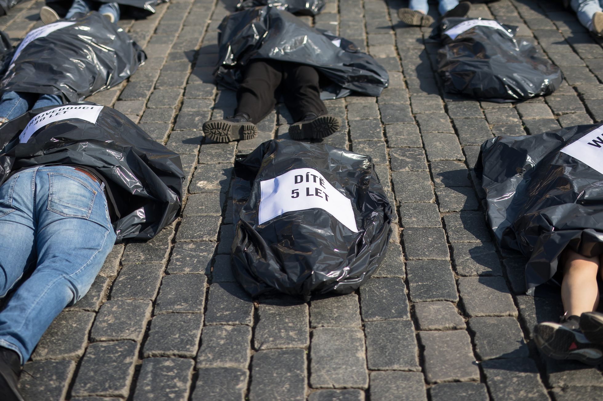 Oběti války na Ukrajině, měsíc od začátku, Staroměstské náměstí, happening Amnesty International