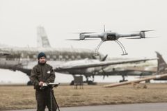Drony často ohrožují letadla, dopravci chtějí zpřísnit zákon