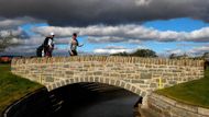 Další díl seriálu golfové Europen Tour měl o víkendu zajímavou zastávku. Hrál se totiž skotský Alfred Dunhill Links, což je turnaj, kde vedle profesionálů hrají i amatéři. Hraje se rovnou na třech hřištích v Old Course St. Andrews, Carnoustie a Kingsbarns.