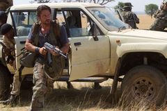 Recenze: Kazatel Kalašnikov je křesťan Rambo v Africe