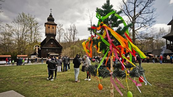 Proutí má pomladit, řehtačka svolat a frgál odměnit. Tradiční Velikonoce ve skanzenu