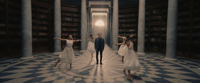 Kapela Chinaski natočila videoklip ke své písni Bylo nebylo v knihovně zámku Kačina.